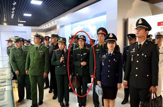 越南军队“坍塌式腐败”：女军官背lv包住豪宅，被民众戏称军火商