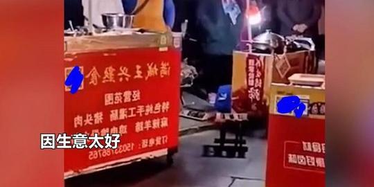 女孩为赚取生活费而摆摊，因生意太好被同行打砸，无奈哭泣报警