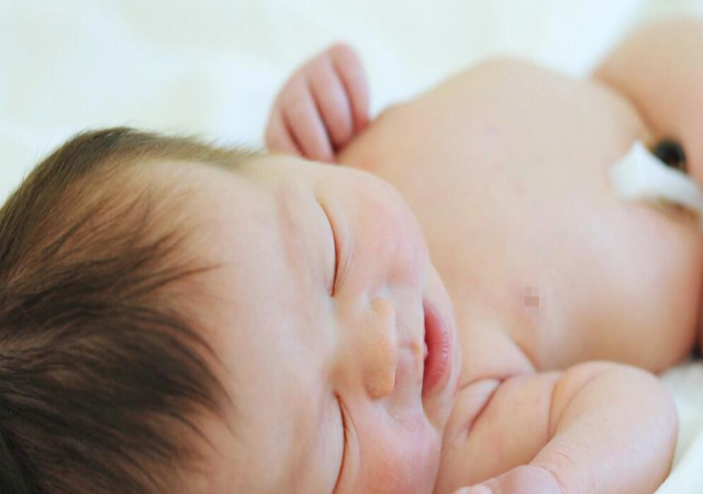 剪脐带时宝宝会疼吗 剪脐带时宝宝会疼吗