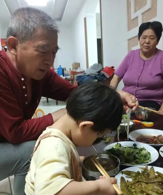 67岁大妈意外怀孕，不顾儿女反对也要生下，如今靠直播卖货来赚钱