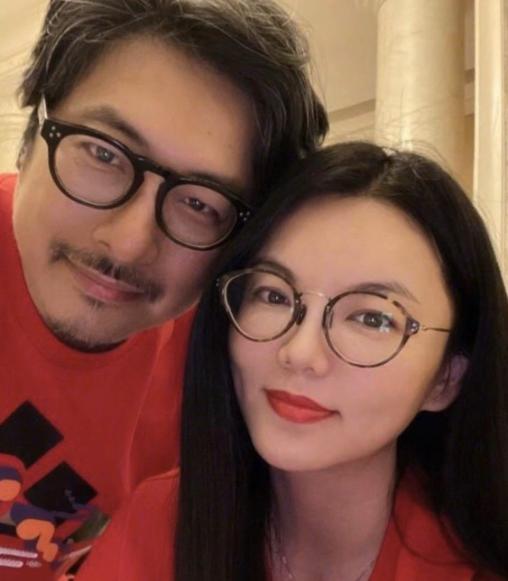 李湘与年轻男子出入酒店，情侣围巾抢镜！王岳伦曾内涵祝福