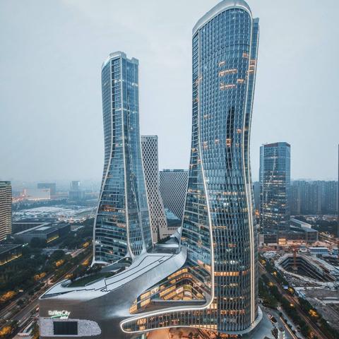 重庆火车站和成都哪个大