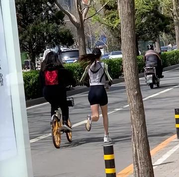 谷爱凌跑步被拦强行合影图片