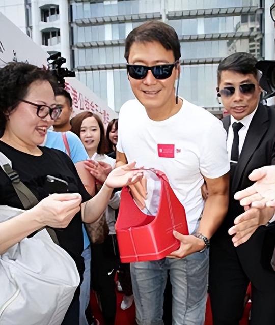 56岁黎明录视频为上海加油被逼捐，网友：捐物资更实际些
