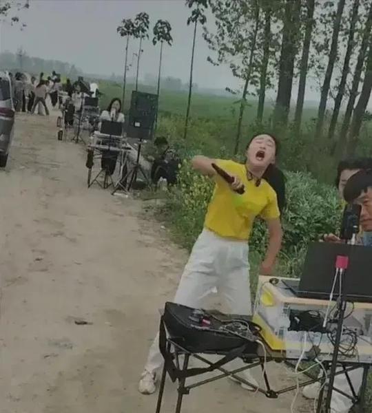 自媒体会是农村年轻人逆袭的风口吗，直播真的佷挣钱吗？