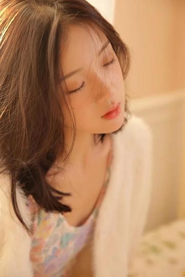 美女躺床上舒服兴奋的图片