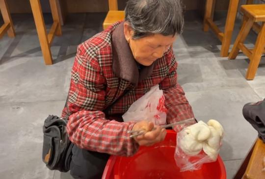 女子同情诸暨麻糍老太，买2个麻糍却被强卖20个：我太年轻了