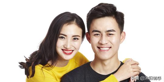 50岁女人：嫁给30岁男人后，爬山时我没劲了，他却主动背着我