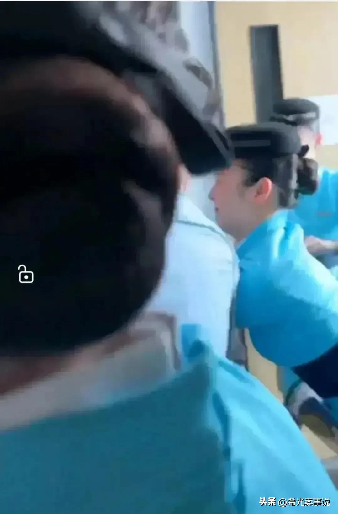 【网传厦航飞行员在女厕偷拍被抓现行
 /厦航飞行员视频】