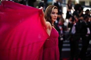谷爱凌亮相掮客戛纳红毯图片