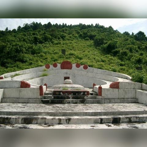 济南历城一小区旁公园变公墓?民政厅长:这是非法私建公墓, 你怎么看？