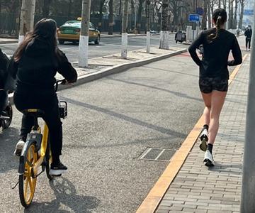 谷爱凌跑步被拦强行合影图片