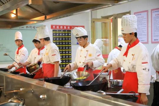 返乡创业|学厨师就来临沂新东方烹饪学校