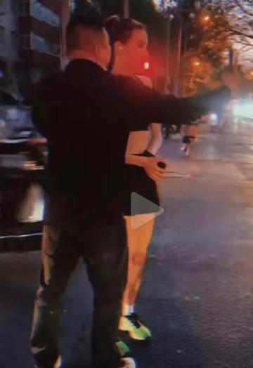 谷爱凌跑步被拦强行合影图片