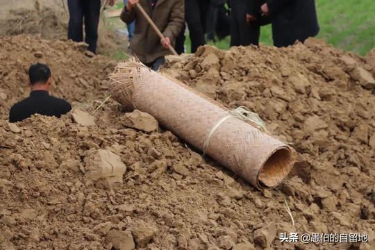 乡村纪事：一次出殡抬棺途中，出了意外，大老执一句话将僵局化解