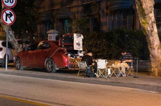 凌晨12点，我在一元路的马路牙子上摆烂