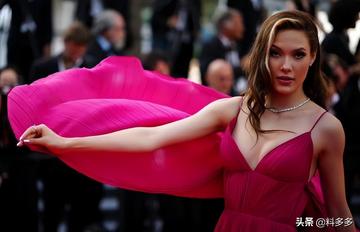 谷爱凌亮相掮客戛纳红毯图片