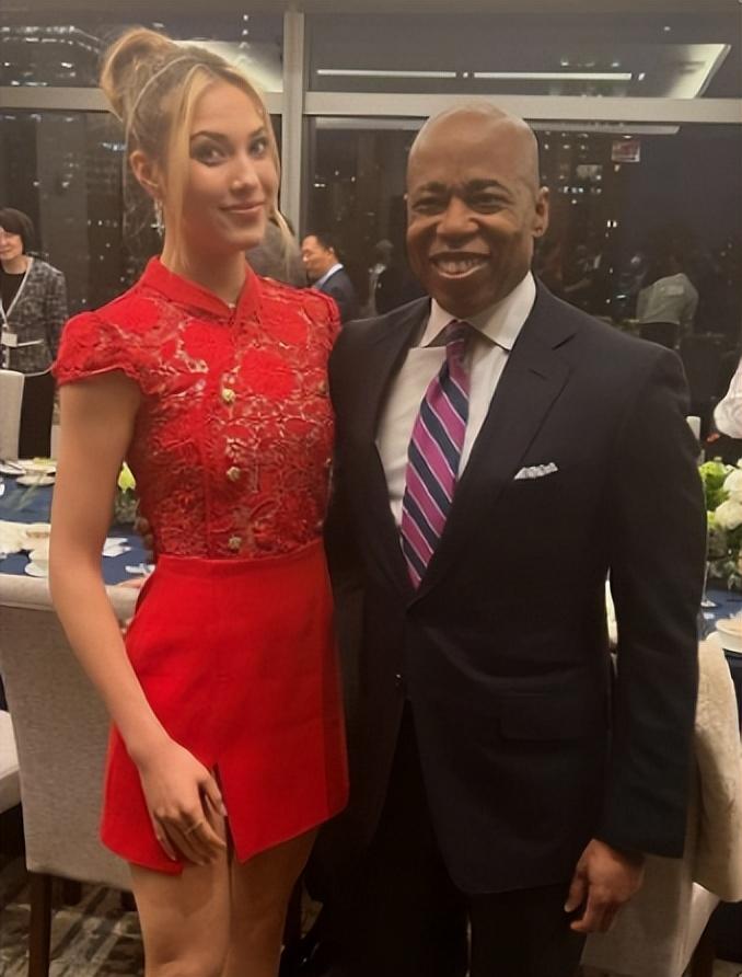 谷爱凌穿红旗袍演讲图片