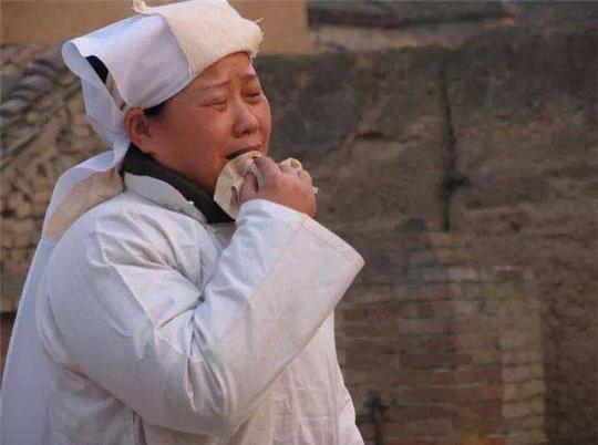 哭半小时赚300元？“哭灵女”武会霞靠眼泪赚钱，村民：要脸吗？