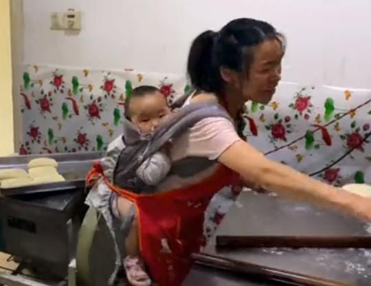 江苏残疾丈夫创业失败，欠下大笔外债，夫妻凌晨背孩子卖早餐还债