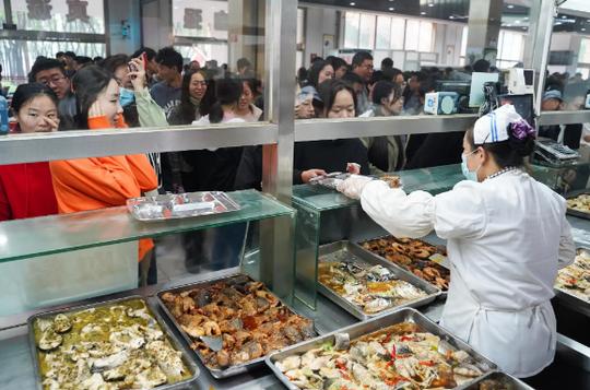 学校食堂生意兴隆，如今为何却“开不下去”？内行说出背后真相