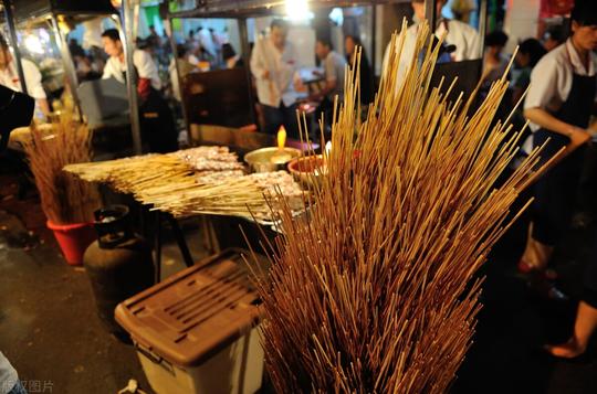 沈阳小伙摆烧烤摊，利用“烧烤免费”不要钱，一年盈利138万