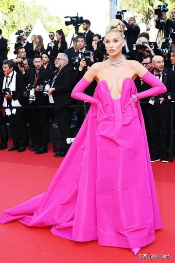 谷爱凌亮相掮客戛纳红毯图片