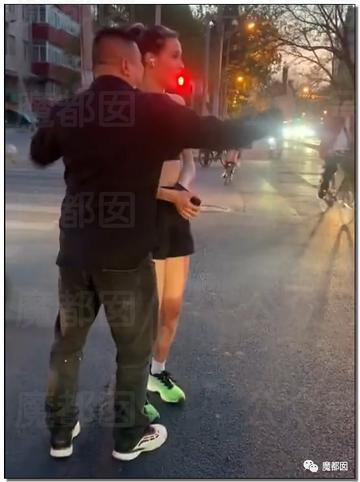 谷爱凌跑步被拦强行合影图片