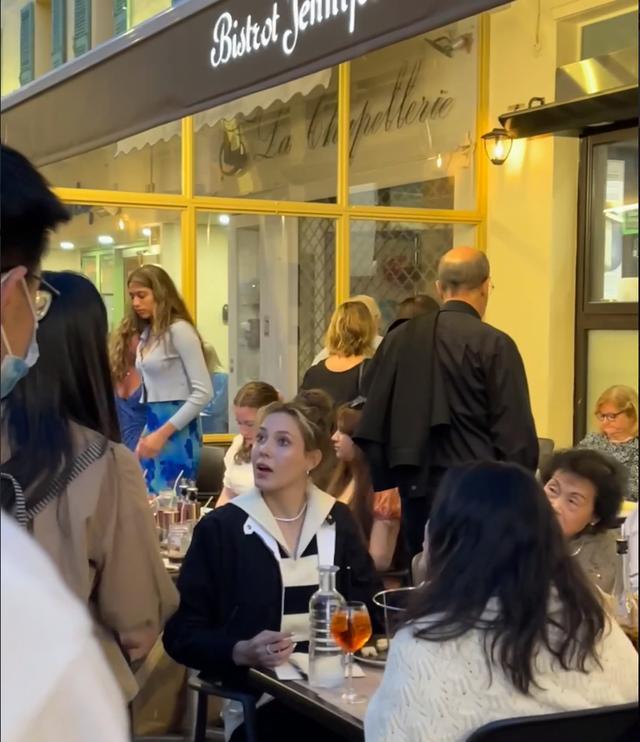 谷爱凌穿红旗袍演讲图片