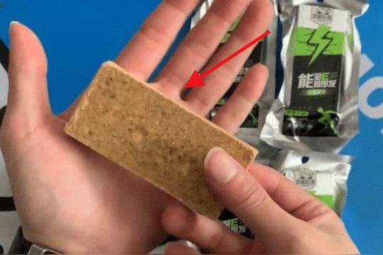 小小一块军用压缩饼干，为何抗饿？网友做了实验，放热水煮30分钟
