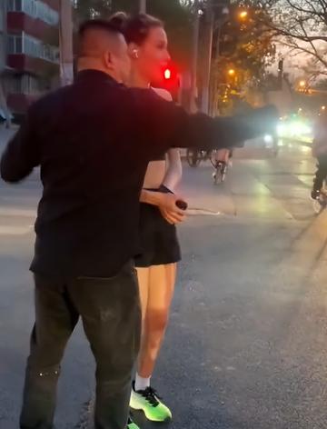 谷爱凌跑步被拦强行合影图片