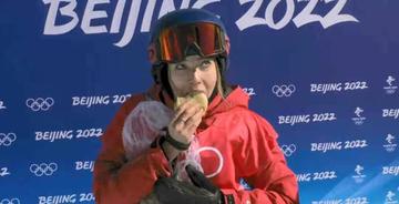 谷爱凌爱吃馅饼被CUE可爱图片