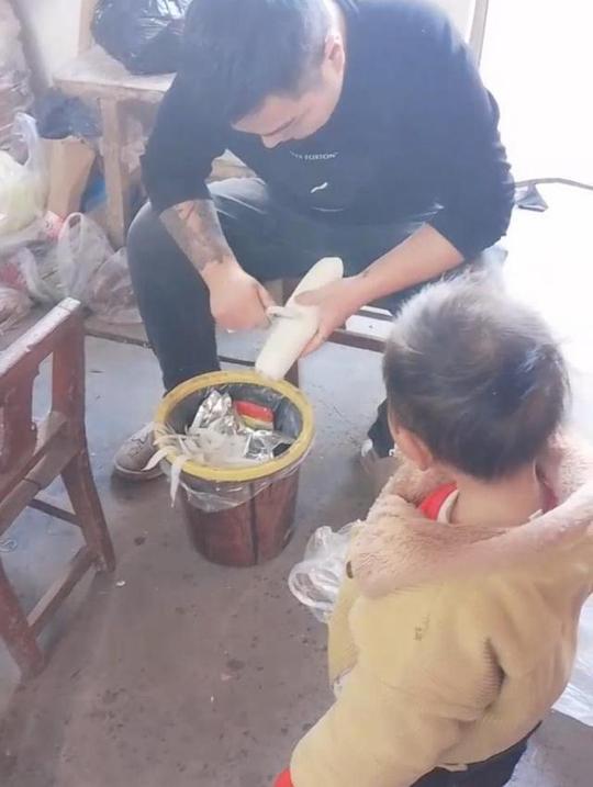 小伙想做点小生意，亲戚不看好在一旁冷眼相待，网友：他们怕你富