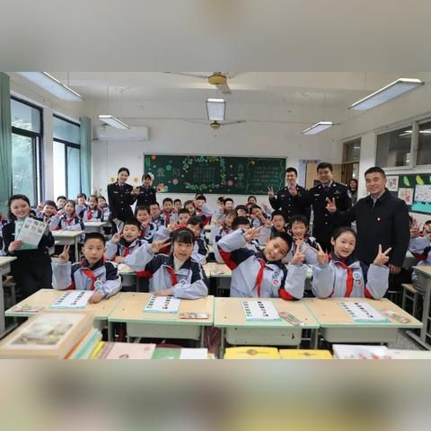 全国少先队徽章和证书一起发吗？