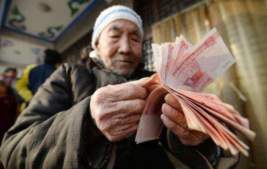 60岁以上的人一次性补缴45000元，以后每月可领400元，值不值？