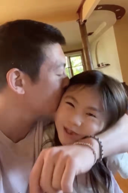 美国新生儿出生不久亲吻死亡