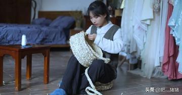 谷爱凌边化妆边赶作业图片