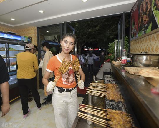 江西老板开烧烤店，利用“美色营销”，一年盈利200万