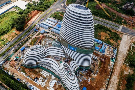 广西超奇葩建筑，因周年庆所建，耗费近20亿，造型奇特惹人争议