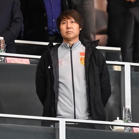 足球教练李铁多少钱啊