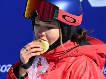 谷爱凌边化妆边赶作业图片