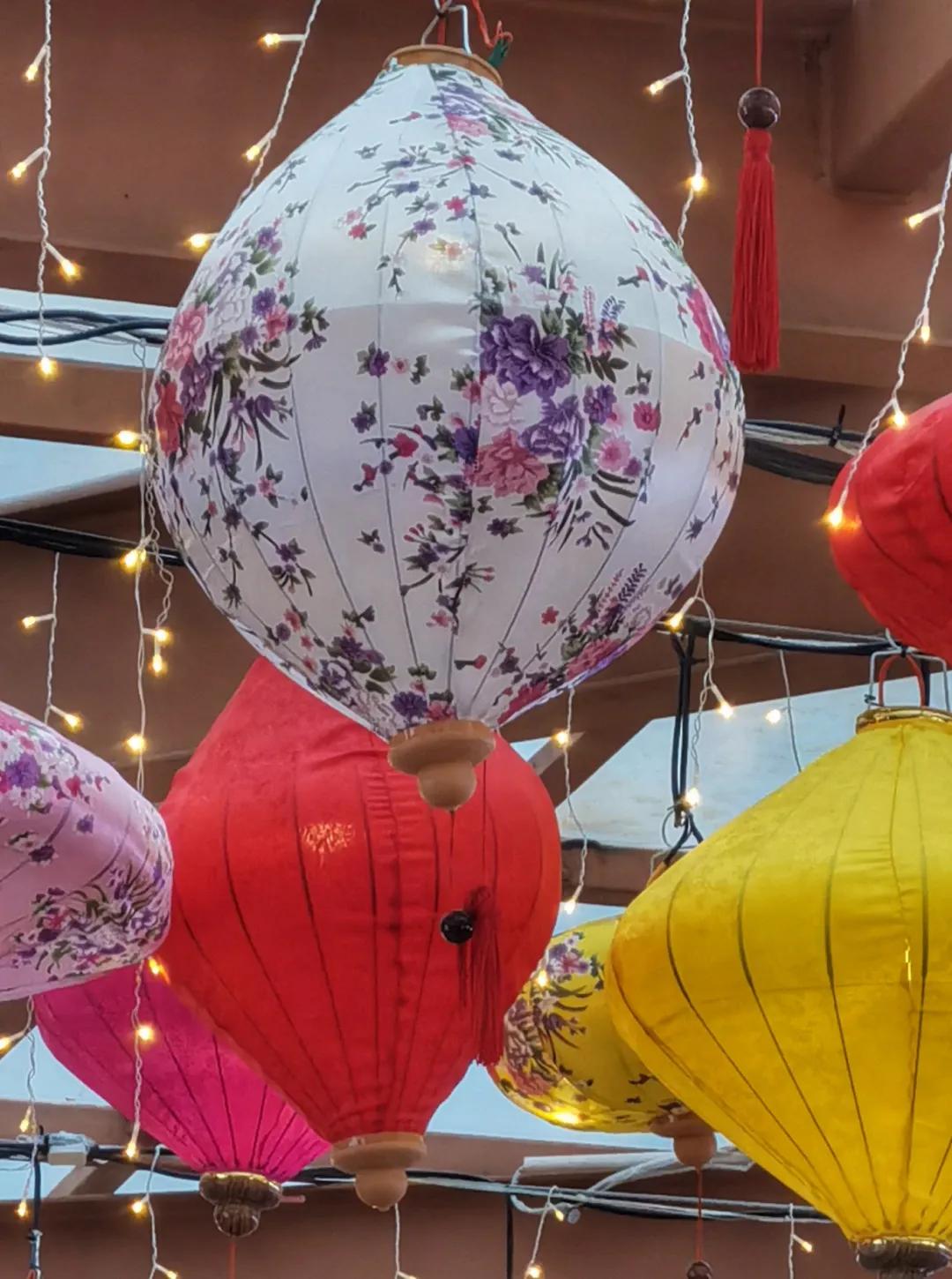三亚什么美食街（海南三亚那边比较好吃的地方小吃街在哪儿呢）
