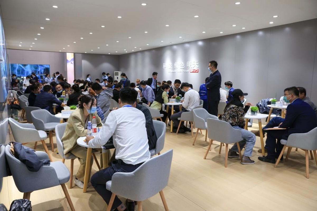 南昌车展车模：性感风采，车展焦点！