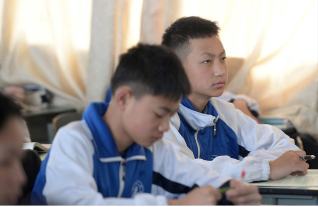初中孩子住校好还是走读好?