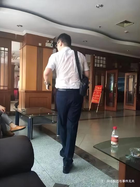 江苏男子爱上女老板，发现女友没离婚，男子：不介意，只求不分