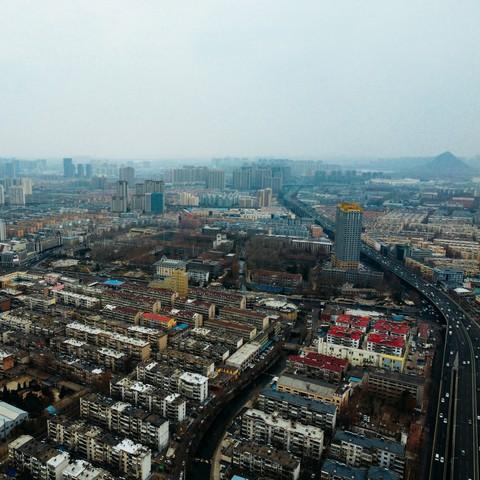 泰安市济南市哪个远
