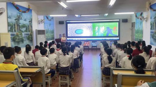 青春期启蒙教育活动走进小金口中心小学