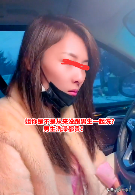 父母让8岁姐给1岁弟洗澡