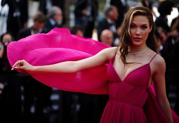 谷爱凌亮相掮客戛纳红毯图片