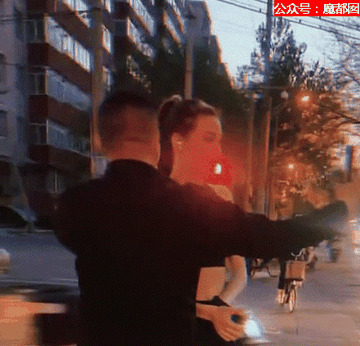 谷爱凌跑步被拦强行合影图片